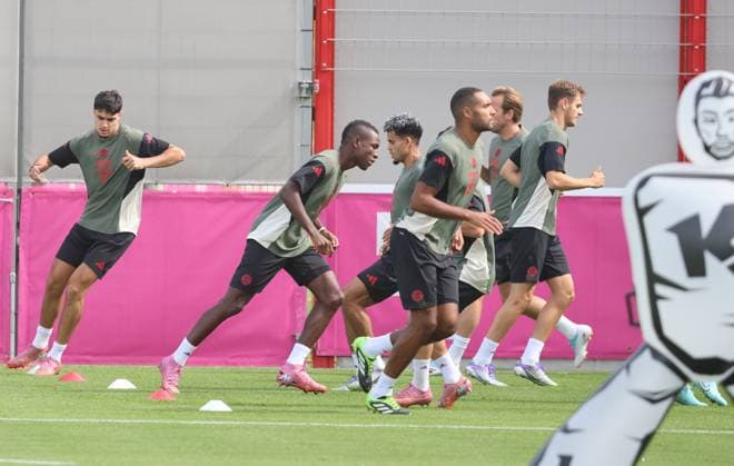 11 Nicolas Jackson 2 f l and colleagues 45 Aleksandar Pavlovic, 14 Luis Diaz, 4 Jonathan Tah, 9 Harry Kane, 44 Josip Stanisic, Action, Running, Group, Portrait, Portrait, Football Final training UEFA Champions League match FC Bayern München vs Chelsea FC 09 2025 Training ground, Säbenerstr PHOTO Mladen Lackovic LakoPress