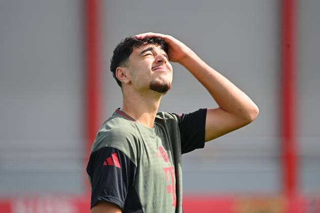 Aleksandar PAVLOVIC Bayern Muenchen looks up in disbelief, action,single image,cropped single motif,portrait,portrait final training on 16 09 2025 Football Champions League,season 2025 26 FC Bayern Muenchen FC Chelsea