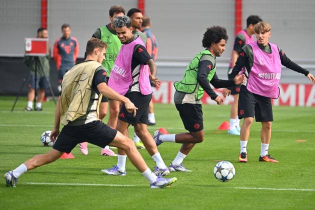 from left Josip STANISIC Bayern Muenchen ,Luis DIAZ Bayern Muenchen , Serge GNABRY FC Bayern Muenchen , Lennart KARL Bayern Muenchen ,action,duel final training on 16 09 2025 Football Champions League,season 2025 26 FC Bayern Muenchen FC Chelsea