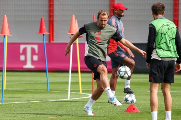 Harry Kane FC Bayern Muenchen, 09 with ball, with Leon Goretzka FC Bayern Muenchen, 08 and Vincent Kompany FC Bayern Muenchen, Head Coach , GER, Final Training, FC Bayern Muenchen, Football, UEFA Champions League, League Phase, 1 Matchday, 2025 2026 Season, 16 09 2025, GER, Final Training, FC Bayern Muenchen, Football, UEFA Champions League, League Phase, 1 Matchday, 2025 2026 Season, 16 09 2025 Muenchen Copyright: xEibner-Pressefoto JennixMaulx EP_JML