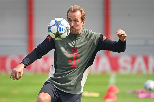 Harry KANE Bayern Muenchen focuses on the ball, action,single image,cropped single motif,half figure,half figure final training on 16 09 2025 Football Champions League,season 2025 26 FC Bayern Muenchen FC Chelsea