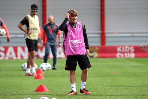 Football, Men, Champions League, Season 2025 2026, FC Bayern Munich, Final training Lennart Karl FC Bayern Munich grabs his head with his hand, thinking, thinking, gesture