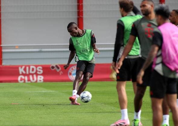 Football, Men, Champions League, Season 2025 2026, FC Bayern Munich, Final training Nicolas Jackson FC Bayern Munich plays a ball