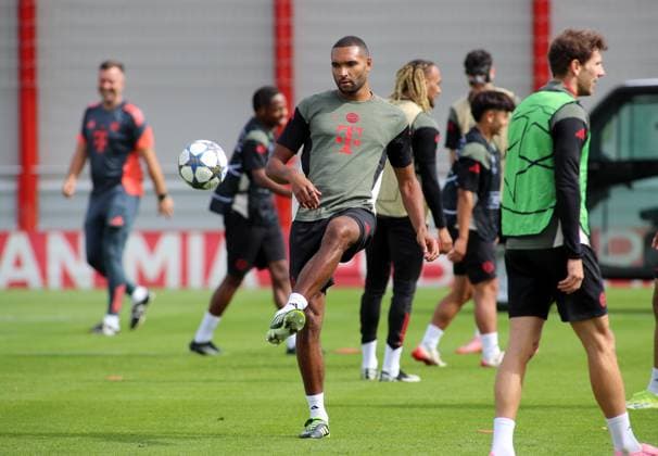 Football, Men, Champions League, Season 2025 2026, FC Bayern Munich, Final training Jonathan Tah FC Bayern Munich plays a ball