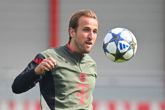 Harry KANE Bayern Muenchen focuses on the ball, action,single image,cropped single motif,half figure,half figure final training on 16 09 2025 Football Champions League,season 2025 26 FC Bayern Muenchen FC Chelsea