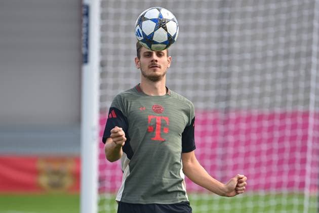 Josip STANISIC Bayern Muenchen , action,single picture,cropped single motif,half figure,half figure final training on 16 09 2025 Football Champions League,season 2025 26 FC Bayern Muenchen FC Chelsea