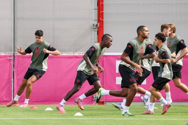 Aleksandar Pavlovic FC Bayern Muenchen, 45 with Nicolas Jackson FC Bayern Muenchen, 11 and Jonathan Tah FC Bayern Muenchen, 04 , GER, Final training, FC Bayern Muenchen, Football, UEFA Champions League, League Phase, Matchday 1, 2025 2026 season, 16 09 2025, GER, Final training, FC Bayern Muenchen, Football, UEFA Champions League, League Phase, Matchday 1, 2025 2026 season, 16 09 2025 Muenchen Copyright: xEibner-Pressefoto JennixMaulx EP_JML