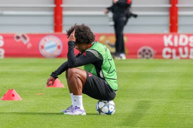 Serge Gnabry FC Bayern Muenchen, 07 sits on a football, GER, final training, FC Bayern Muenchen, football, UEFA Champions League, league phase, matchday 1, 2025 2026 season, 16 09 2025, GER, final training, FC Bayern Muenchen, football, UEFA Champions League, league phase, matchday 1, 2025 2026 season, 16 09 2025 Muenchen Copyright: xEibner-Pressefoto JennixMaulx EP_JML