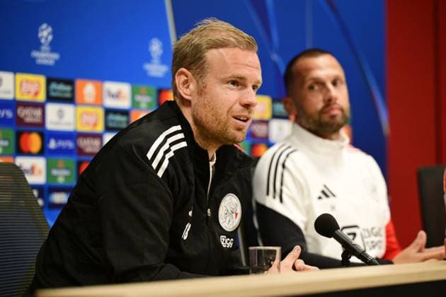 AMSTERDAM - Davy Klaassen, coach of Ajax, John Heitinga, during a training session at De Toekomst in preparation for the Champions League match against Internazionale. ANP OLAF KRAAK xVIxANPxSportx xxANPxIVx 536492245 originalFilename: 536492245.jpg