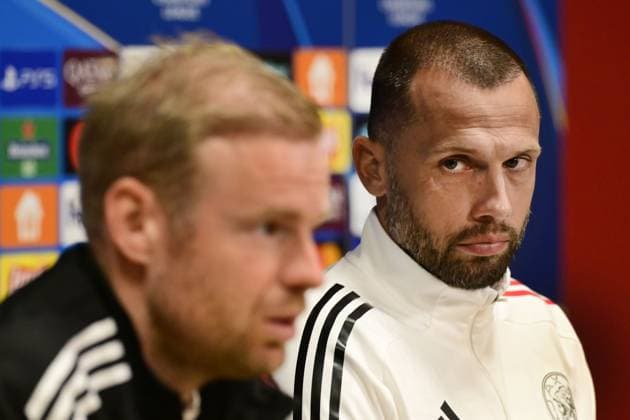 AMSTERDAM - Davy Klaassen, coach of Ajax, John Heitinga, during a training session at De Toekomst in preparation for the Champions League match against Internazionale. ANP OLAF KRAAK xVIxANPxSportx xxANPxIVx 536492268 originalFilename: 536492268.jpg
