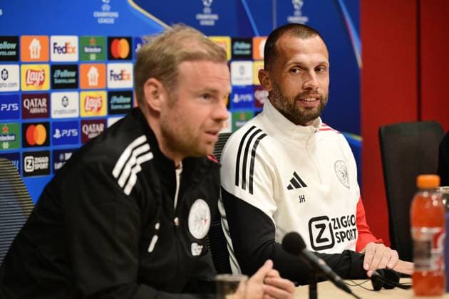 AMSTERDAM - Davy Klaassen, Ajax coach Johnny Heitinga, during a training session at De Toekomst in preparation for the Champions League match against Internazionale. ANP OLAF KRAAK xVIxANPxSportx xxANPxIVx 536492809 originalFilename: 536492809.jpg