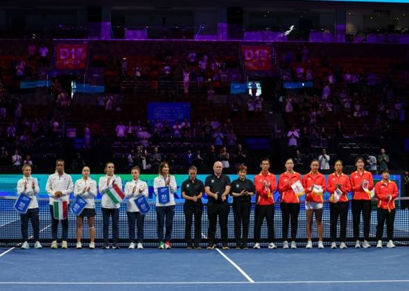 (250916) -- SHENZHEN, Sept. 16, 2025 -- Team China (R) and team Italy (L) are seen before their quarterfinal at the 2025 Billie Jean King Cup Finals in Shenzhen, south China s Guangdong Province, Sept. 16, 2025. ) (SP)CHINA-SHENZHEN-TENNIS-BILLIE JEAN KING CUP-CHINA VS ITALY (CN) MaoxSiqian 