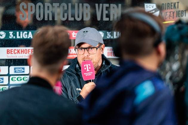 Benedetto Muzzicato Alemannia Aachen, Head Coach in an interview with Magenta Sport GER, SC Verl vs Alemannia Aachen, Football, 3 Liga, Matchday 4, Season 2025 2026, 16 09 2025 DFL Regulations prohibit any use of photographers as image sequences and or quasi video GER, SC Verl vs Alemannia Aachen, Football, 3 Liga, Matchday 4, Season 2025 2026, 16 09 2025 Verl Copyright: xEibner-Pressefoto JanxRollingerx EP_JSK
