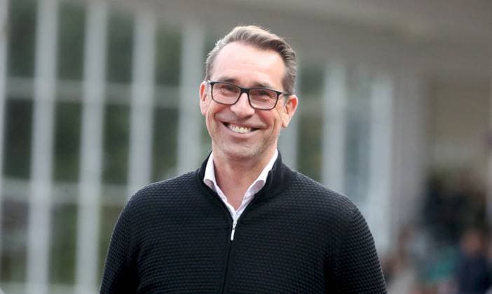 16 09 2025, xmrx, Herren, Fußball, Saison 2025 2026, 3 Liga, 6 Spieltag 1 FC Schweinfurt 05 MSV Duisburg v li Geschaeftsfuehrer Michael Preetz MSV Duisburg lacht, lachend, lächeln, Freude, Einzelbild Schweinfurt Riedel Bau Arena im Sachs Stadion Bayern Deutschland