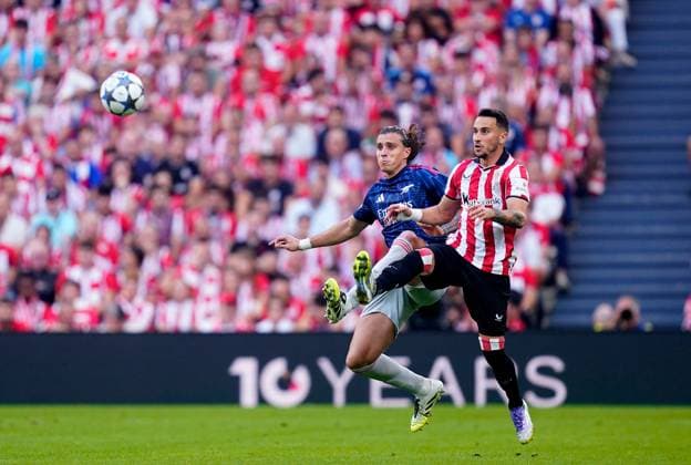 Riccardo Calafiori of Arsenal in action against Alex Berenguer of Athletic Bilbao Athletic Bilbao v Arsenal, UEFA Champions League, Group Stage, Football, Estadio de San Mames, Bilbao, Spain - 16 Sep 2025Bilbao Estadio de San Mames Spain EDITORIAL USE ONLY No use with unauthorised audio, video, data, fixture lists, club league logos or live services. Online in-match use limited to 120 images, no video emulation. No use in betting, games or single club league player publications. Copyright: xSergioxRuiz Shutterstockx 15481341ae
