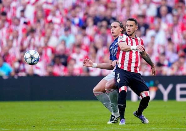 Riccardo Calafiori of Arsenal in action against Alex Berenguer of Athletic Bilbao Athletic Bilbao v Arsenal, UEFA Champions League, Group Stage, Football, Estadio de San Mames, Bilbao, Spain - 16 Sep 2025Bilbao Estadio de San Mames Spain EDITORIAL USE ONLY No use with unauthorised audio, video, data, fixture lists, club league logos or live services. Online in-match use limited to 120 images, no video emulation. No use in betting, games or single club league player publications. Copyright: xSergioxRuiz Shutterstockx 15481341ab