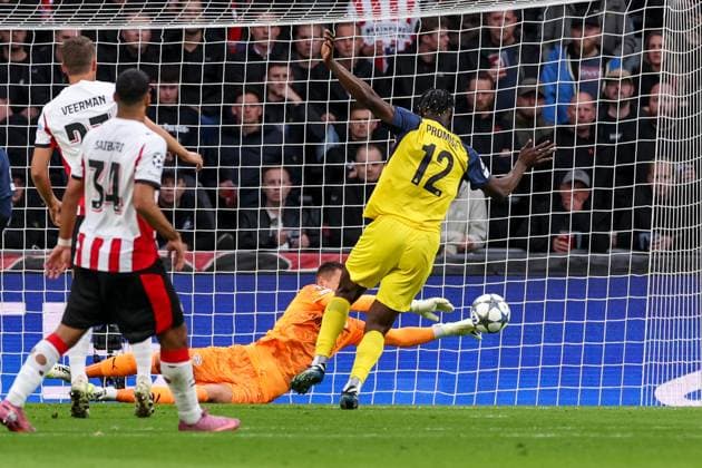 2025-09-16 PSV Eindhoven v Royale Union Saint-Gilloise - UEFA Champions League 2025 26 League Phase MD1 EINDHOVEN, NETHERLANDS - SEPTEMBER 16: Goalkeeper Matej Kovar of PSV Eindhoven makes a save from Promise David of Royale Union Saint-Gilloise during the UEFA Champions League 2025 26 League Phase MD1 match between PSV Eindhoven and Royale Union Saint-Gilloise at Philips Stadion on September 16, 2025 in Eindhoven, Netherlands. Eindhoven Philips Stadion Netherlands Content not available for redistribution in The Netherlands directly or indirectly through any third parties. Copyright: xBenxGalx