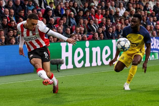 2025-09-16 PSV Eindhoven v Royale Union Saint-Gilloise - UEFA Champions League 2025 26 League Phase MD1 EINDHOVEN, NETHERLANDS - SEPTEMBER 16: Sergino Dest of PSV Eindhoven passes the ball during the UEFA Champions League 2025 26 League Phase MD1 match between PSV Eindhoven and Royale Union Saint-Gilloise at Philips Stadion on September 16, 2025 in Eindhoven, Netherlands. Eindhoven Philips Stadion Netherlands Content not available for redistribution in The Netherlands directly or indirectly through any third parties. Copyright: xBenxGalx