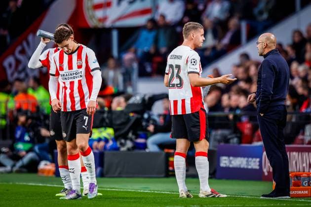 EINDHOVEN , 16-09-2025 , Philips Stadium , season 2025 2026 , UEFA Champions League football , league phase, match between PSV and Union SG , picture shows PSV player Joey Veerman and PSV trainer coach Peter Bosz PSV - Union SG  x31053106x Copyright: