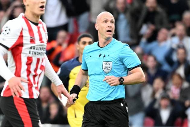 250916 PSV - Royale Union Saint-Gilloise referee Anthony Taylor pictured during the UEFA Champions League season 2025 - 2026 League phase matchday 1 football game between PSV and Royale Union Saint-Gilloise on September 16 , 2025 in Eindhoven, Netherlands. (Photo by Maarten Straetemans Isosport) Eindhoven Netherlands  Copyright: xMaartenxStraetemansx UCL_PSV-UNION_20250916_034