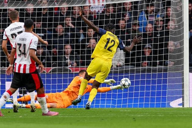 2025-09-16 PSV Eindhoven v Royale Union Saint-Gilloise - UEFA Champions League 2025 26 League Phase MD1 EINDHOVEN, NETHERLANDS - SEPTEMBER 16: Goalkeeper Matej Kovar of PSV Eindhoven saves from Promise David of Royale Union Saint-Gilloise during the UEFA Champions League 2025 26 League Phase MD1 match between PSV Eindhoven and Royale Union Saint-Gilloise at Philips Stadion on September 16, 2025 in Eindhoven, Netherlands. Eindhoven Philips Stadion Netherlands Content not available for redistribution in The Netherlands directly or indirectly through any third parties. Copyright: xBenxGalx