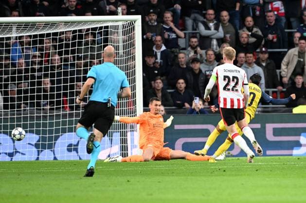 250916 PSV - Royale Union Saint-Gilloise Anouar Ait El Hadj of Union Saint-Gilloise battles for the ball with,Matej Kovar of PSV and scores the 0-2 goal during the UEFA Champions League season 2025 - 2026 League phase matchday 1 football game between PSV and Royale Union Saint-Gilloise on September 16 , 2025 in Eindhoven, Netherlands. (Photo by Maarten Straetemans Isosport) Eindhoven Netherlands  Copyright: xMaartenxStraetemansx UCL_PSV-UNION_20250916_053