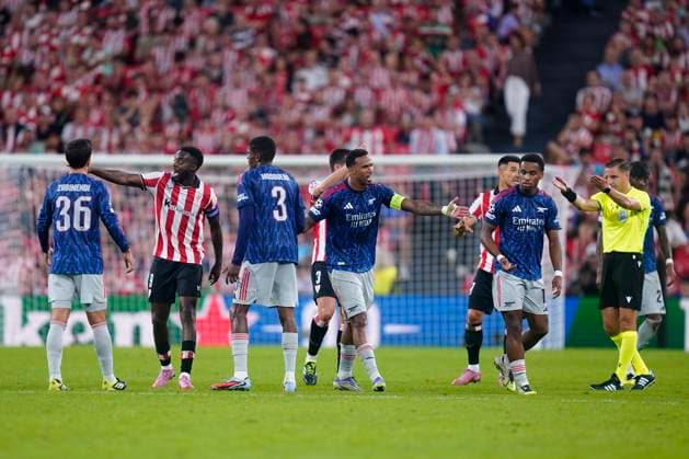 ESP: Athletic Club v Arsenal FC. La Liga EA Sports. UEFA Champions League. Matchday 1. Players protests to the referee during the UEFA Champions League match, between Athletic Club de Bilbao and Arsenal FC, matchday 1, played at San Mames Stadium on September 16, 2025 in Bilbao Spain. kpng Copyright: xSergioxRuizx xPRESSINx PS_250916_ATH_ARS_2526_026