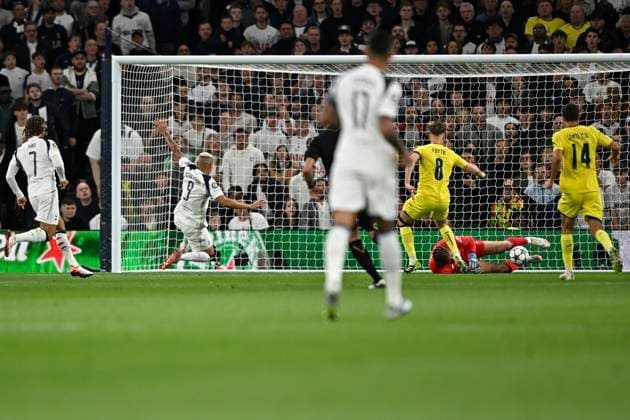 Spurs Villarreal Champions Leage GOAL Luiz Junior of Villarreal makes an error to allow Spurs to take the lead during the UEFA Champions League League Phase match: Tottenham Hotspur v Villarreal at the Tottenham Hotspur Stadium London. London Tottenham Hotspur Stadium UK Copyright: xMartinxDaltonx Spurs_vs_Villlarreal_160925_MD_005