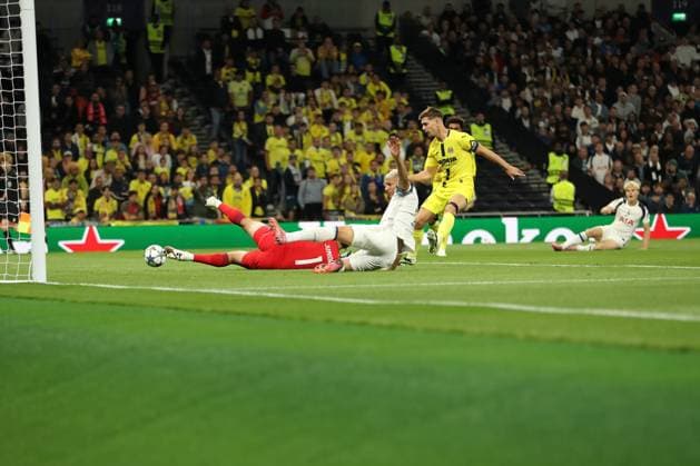 Tottenham Hotspur FC v Villarreal CF, Champions League Goalkeeper Luiz Junior of Villarreal spills a cross from Lucas Bergvall of Tottenham Hotspur into his own net for an own goal in the 4th minute for 1-0 during the Tottenham Hotspur FC v Villarreal CF Champions League Round One match at Tottenham Hotspur Stadium, London, United Kingdom on 16 September 2025 Credit: Katie Chan Every Second Media Editorial use only. All images are copyright Every Second Media Limited. No images may be reproduced without prior permission. Copyright: xIMAGO EveryxSecondxMediax ESM-1588-0012 KatiexChanx xEveryxSecondxMediax