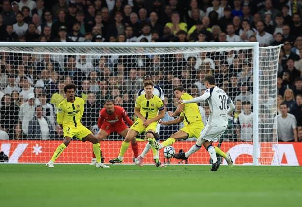 Tottenham Hotspur v Villareal CF Champions League 16 09 2025. CHANCE Tottenham Hotspur Midfielder Rodrigo Bentancur (30) Shoots towards goal during the Champions League match between Tottenham Hotspur and Villareal CF at Tottenham Hotspur Stadium, London, United Kingdom on 16 September 2025. London Tottenham Hotspur Stadium London United Kingdom Editorial use only , Copyright: xChrisxFoxwellx PSI-22827-0015