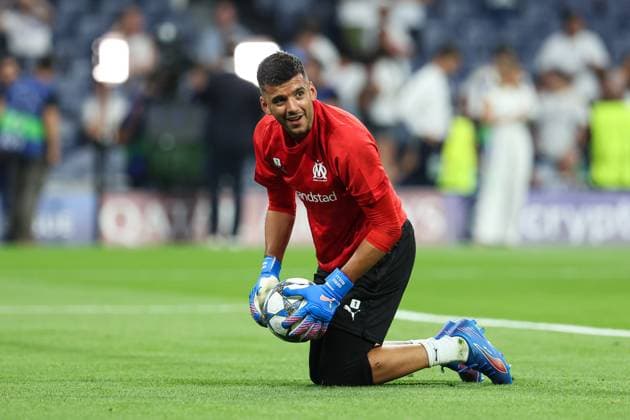 September 16, 2025, Madrid, Madrid, Spain: Geronimo Rulli of Olympique de Marseille warms up during the UEFA Champions League 2025 26 League Phase MD1 match between Real Madrid C.F. and Olympique de Marseille at Estadio Santiago Bernabeu on September 16, 2025 in Madrid, Spain. Madrid Spain - ZUMAa181 20250916_zaa_a181_087 Copyright: xIrinaxR.xHipolitox