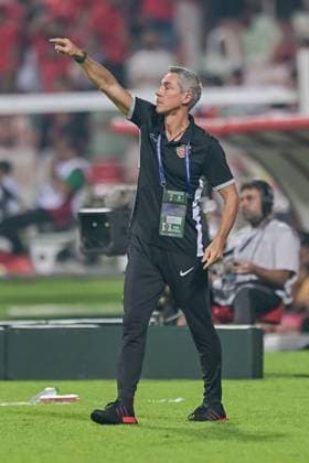 AFC Champions League: Shabab Al-Ahli v Tractor DUBAI, UNITED ARAB EMIRATES - SEPTEMBER 16: Head Coach Paulo Sousa of Shabab Al-Ahli during the AFC Champions League match between Shabab Al-Ahli and Tractor at Rashid Stadium in Dubai, United Arab Emirates on September 16, 2025. Waleed Zein Anadolu Dubai United Arab Emirates. Editorial use only. Please get in touch for any other usage.  Copyright: x2025xAnadoluxWaleedxZeinx