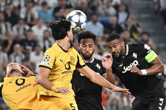 Juventus v Borussia - UEFA Champions League TURIN, ITALY, SEPTEMBER 16: Juventus Lloyd Kelly (C) fight for the ball Borussia Dortmund s Ramy Bensebaini (L) during the League phase UEFA Champions League football match between Juventus and Borussia Dortmund at the Juventus Stadium in Turin, Italy, on September 16, 2025. Isabella Bonotto Anadolu Turin Italy. Editorial use only. Please get in touch for any other usage.  Copyright: x2025xAnadoluxIsabellaxBonottox