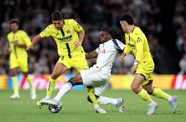 Tottenham Hotspur gegen Villarreal 16. September 2025, London UEFA Champions League Fußball Tottenham Hotspur gegen Villarreal Santiago Comesana von Villarreal wird von Mohammed Kudus von Tottenham Hotspur angegriffen Foto Charlotte Wilson Offside London UK  Copyright: xCharlottexWilsonx xOffsidexOffside