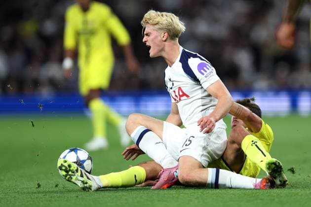 Tottenham Hotspur gegen Villarreal 16. September 2025, London UEFA Champions League Fußball Tottenham Hotspur gegen Villarreal Lucas Bergvall von Tottenham Hotspur wird von Santiago Comesana von Villarreal angegriffen Foto Charlotte Wilson Abseits London UK  Copyright: xCharlottexWilsonx xOffsidexOffside