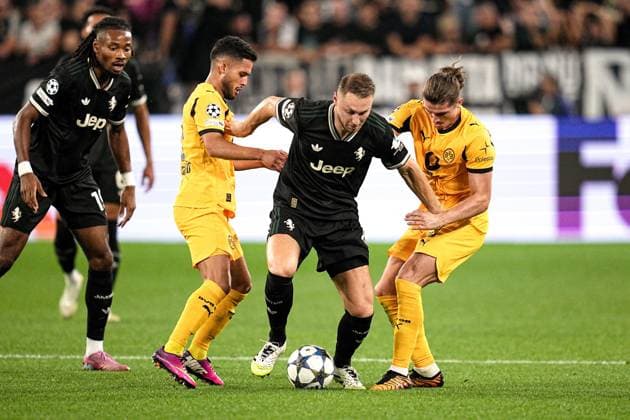 DortmundÕs Yan Couto fights for the ball with Juventus Teun Koopmeiners during the Uefa Champions League soccer match, between Juventus and Borussia Dortmund at the Allianz Stadium in Turin, north west Italy - Tuesday, September 16, 2025. - Soccer  Copyright: xMarcoxAlpozzi LaPressex