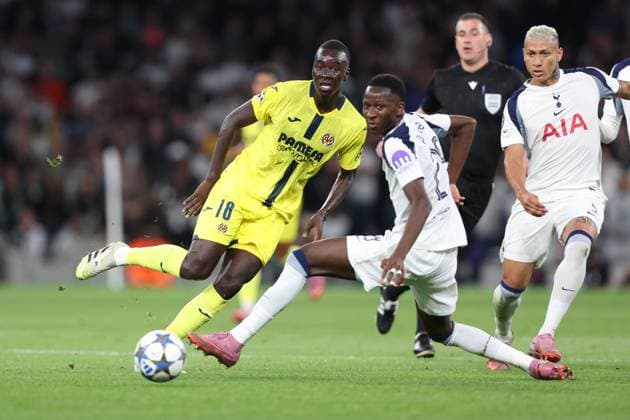 Tottenham Hotspur gegen Villarreal 16. September 2025, London UEFA Champions League Fußball Tottenham Hotspur gegen Villarreal Pape Gueye von Villarreal spielt einen Pass hinter die gegnerische Abwehr von Tottenham Foto Charlotte Wilson Abseits London UK  Copyright: xCharlottexWilsonx xOffsidexOffside