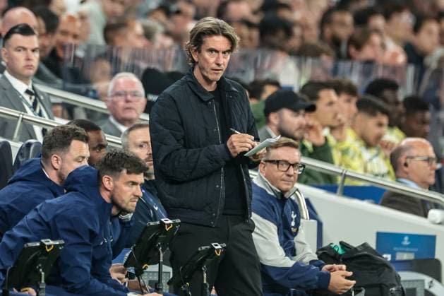 UEFA Champions League League Stage Tottenham Hotspur v Villarreal Thomas Frank manager of Tottenham Hotspur takes notes during the UEFA Champions League match Tottenham Hotspur vs Villarreal at Tottenham Hotspur Stadium, London, United Kingdom, 16th September 2025 (Photo by Mark Cosgrove News Images) London Tottenham Hotspur Stadium United Kingdom Copyright: xMarkxCosgrove NewsxImagesx
