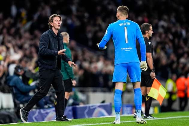 September 16, 2025, London, London, England: Guglielmo Vicario speak with Thomas Frank, head coach of Tottenham Hotspur, during the UEFA Champions League 2025 26 League Phase MD1 match between Tottenham Hotspur and Villarreal CF at Tottenham Hotspur Stadium on September 16, 2025, in London, England. London England - ZUMAa181 20250916_zaa_a181_095 Copyright: xDennisxAgyemanx