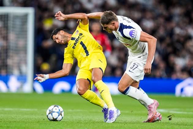 September 16, 2025, London, London, England: Ayoze Perez of Villarreal CF and Micky van de Ven of Tottenham Hotspur compete for the ball during the UEFA Champions League 2025 26 League Phase MD1 match between Tottenham Hotspur and Villarreal CF at Tottenham Hotspur Stadium on September 16, 2025, in London, England. London England - ZUMAa181 20250916_zaa_a181_100 Copyright: xDennisxAgyemanx
