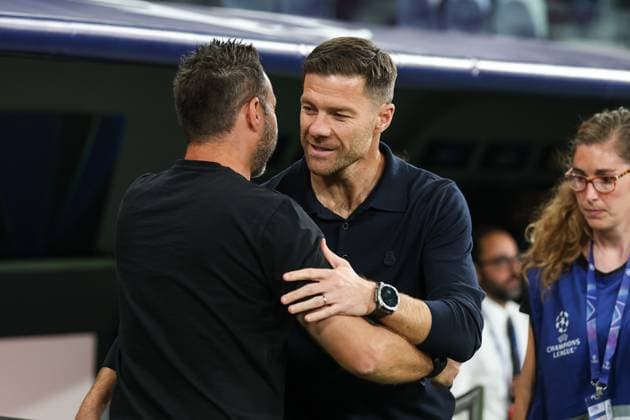 September 16, 2025, Madrid, Madrid, Spain: Roberto De Zerbi, head coach of Olympique de Marseille, and Xabi Alonso, head coach of Real Madrid CF, greet each other during the UEFA Champions League 2025 26 League Phase MD1 match between Real Madrid C.F. and Olympique de Marseille at Estadio Santiago Bernabeu on September 16, 2025 in Madrid, Spain. Madrid Spain - ZUMAa181 20250916_zaa_a181_109 Copyright: xIrinaxR.xHipolitox