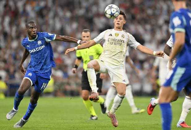 Real Madrid v Olympique de Marseille - UEFA Champions League MADRID, SPAIN - SEPTEMBER 16: Real Madrid’s Arda Guler (R) battles for the ball with Olympique de Marseille’s Geoffrey Kondogbia (L) during the UEFA Champions League group stage match between Real Madrid and Olympique de Marseille at Santiago Bernabeu Stadium in Madrid, Spain on September 16, 2025. Burak Akbulut Anadolu Madrid Spain. Editorial use only. Please get in touch for any other usage.  Copyright: x2025xAnadoluxBurakxAkbulutx
