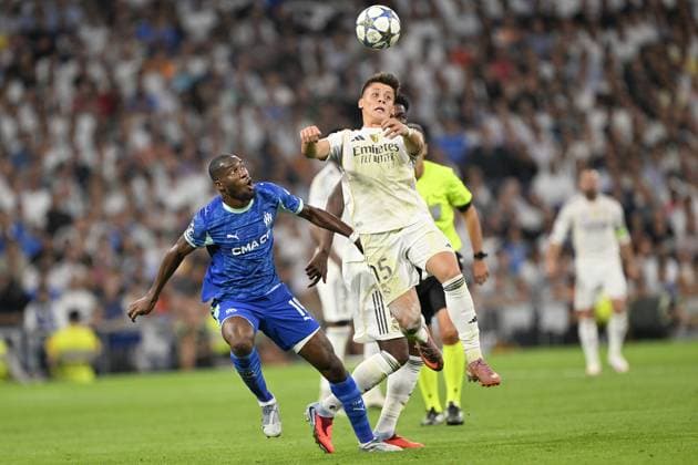Real Madrid v Olympique de Marseille - UEFA Champions League MADRID, SPAIN - SEPTEMBER 16: Real Madrid’s Arda Guler (R) battles for the ball with Olympique de Marseille’s Geoffrey Kondogbia (L) during the UEFA Champions League group stage match between Real Madrid and Olympique de Marseille at Santiago Bernabeu Stadium in Madrid, Spain on September 16, 2025. Burak Akbulut Anadolu Madrid Spain. Editorial use only. Please get in touch for any other usage.  Copyright: x2025xAnadoluxBurakxAkbulutx