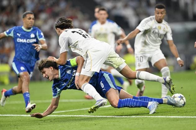 Real Madrid v Olympique de Marseille - UEFA Champions League MADRID, SPAIN - SEPTEMBER 16: Real Madrid’s Alvaro Fernandez Carreras (R) battles for the ball with Olympique de Marseille’s Leonardo Balerdi (L) during the UEFA Champions League group stage match between Real Madrid and Olympique de Marseille at Santiago Bernabeu Stadium in Madrid, Spain on September 16, 2025. Burak Akbulut Anadolu Madrid Spain. Editorial use only. Please get in touch for any other usage.  Copyright: x2025xAnadoluxBurakxAkbulutx