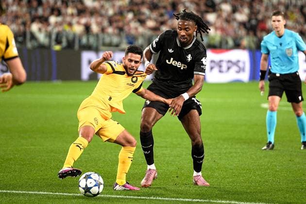 DortmundÕs Yan Couto fights for the ball with Juventus Khephren Thuram during the Uefa Champions League soccer match, between Juventus and Borussia Dortmund at the Allianz Stadium in Turin, north west Italy - Tuesday, September 16, 2025. - Soccer  Copyright: xMarcoxAlpozzi LaPressex