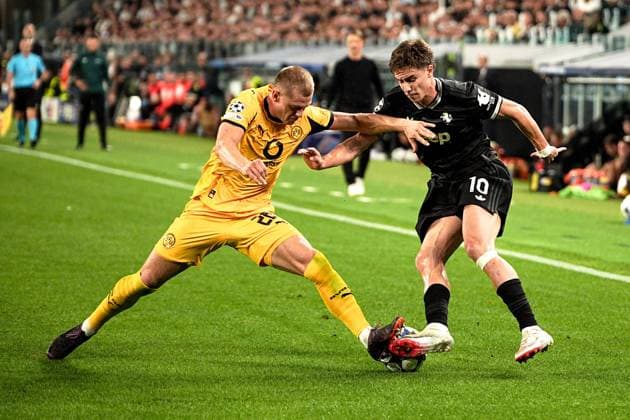 Dortmund s Julian Ryerson fights for the ball with Juventus Kenan Yildiz during the Uefa Champions League soccer match, between Juventus and Borussia Dortmund at the Allianz Stadium in Turin, north west Italy - Tuesday, September 16, 2025. - Soccer  Copyright: xMarcoxAlpozzi LaPressex
