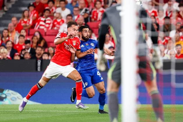 SL Benfica v Qarabag Futbol Klubu - UEFA Champions League 2025 2026 Lateral direito bosnio do SL Benfica Amar Dedic 17 durante a partida entre SL Benfica v Qarabag Futbol Klubu, valida pela UEFA Champions League 2025 2026 no Estadio da Luz, Portugal (Foto de Diogo Faria Reis Avant Sports) Lisboa Estadio da Luz Portugal Copyright: xDiogoxFariaxReis AvantxSportsx