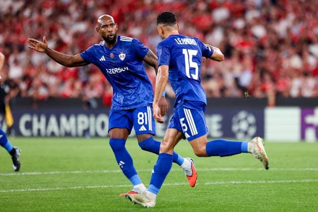 SL Benfica v Qarabag Futbol Klubu - UEFA Champions League 2025 2026 Jogador do Qarabag Leandro Marca e celebra com Kevin Medina durante a partida entre SL Benfica v Qarabag Futbol Klubu, valida pela UEFA Champions League 2025 2026 no Estadio da Luz, Portugal (Foto de Diogo Faria Reis Avant Sports) Lisboa Estadio da Luz Portugal Copyright: xDiogoxFariaxReis AvantxSportsx