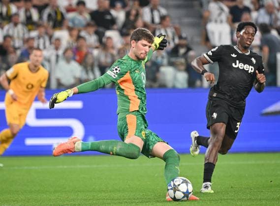 FOOTBALL CHAMPIONS LEAGUE SEASON 2025 2026 Matchday 1 Juventus Turin Borussia Dortmund 16 09 2025 Goalkeeper Gregor Kobel left, Borussia Dortmund v Jonathan David right, Juve