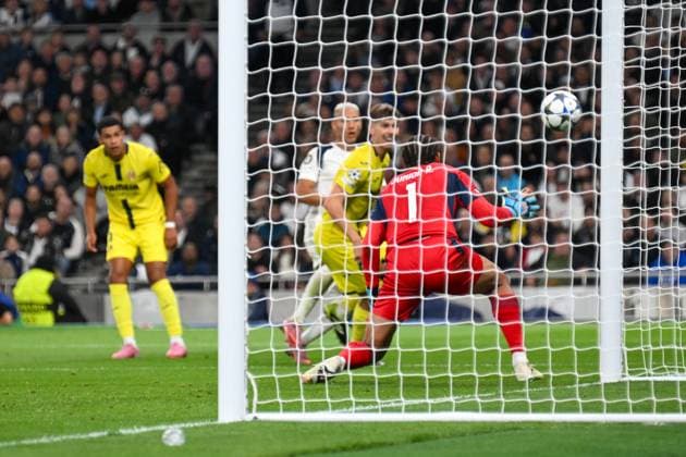 Richarlison of Tottenham Hotspur drives towards the goal late in there first half to see his shot go wide during the UEFA Champions League match between Tottenham Hotspur and Villareal at Tottenham Hotspur Stadium, London, England on 16 September 2025. Copyright: xPhilxHutchinsonx 43950008